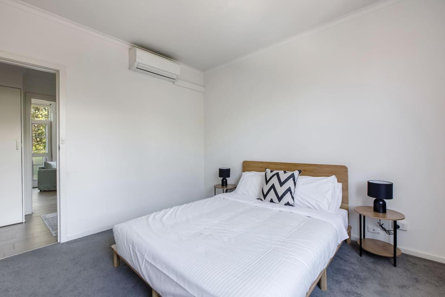 A Radiant Escape Steps From Shops And Metro Melbourne