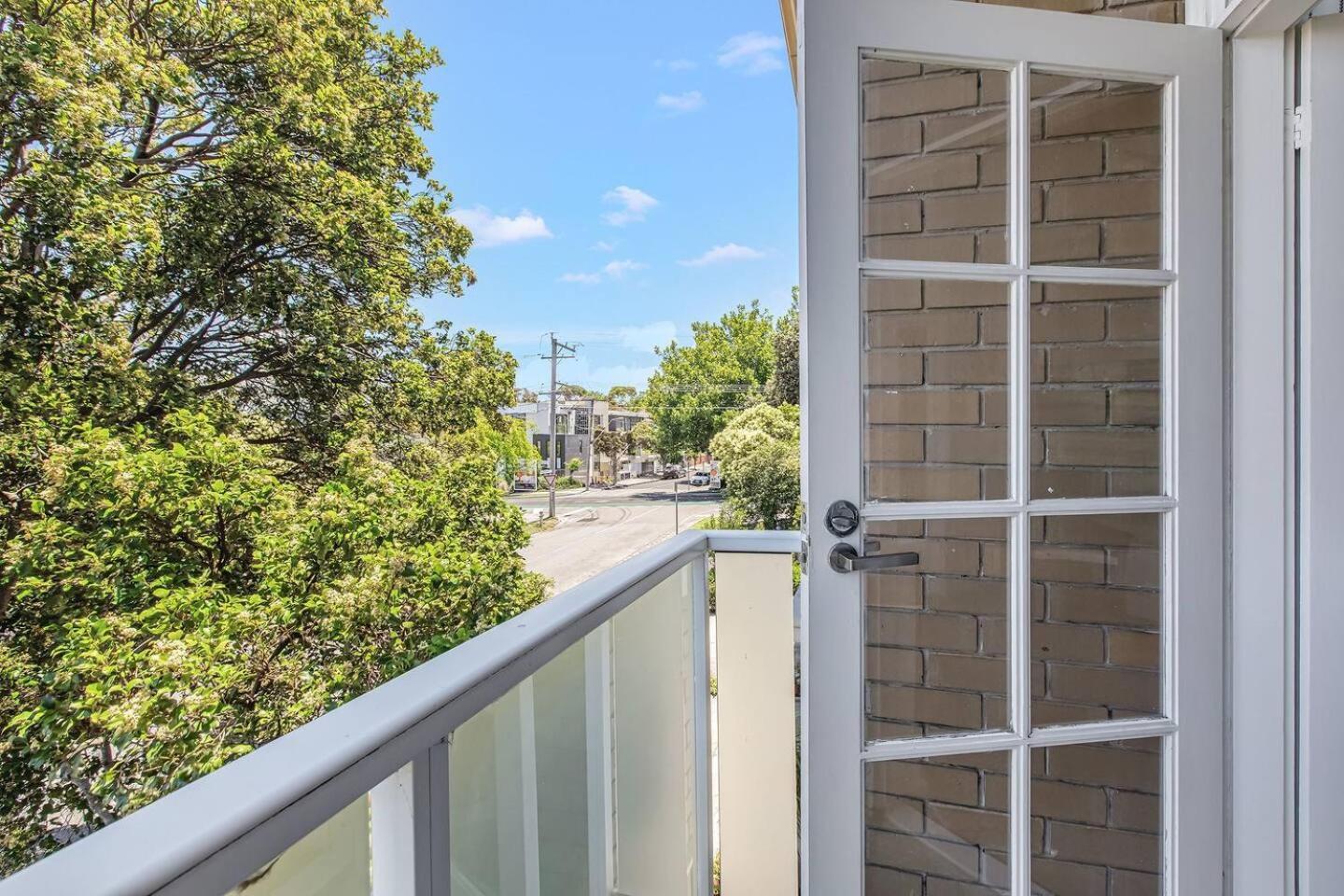 Apartment A Radiant Escape Steps From Shops And Metro *