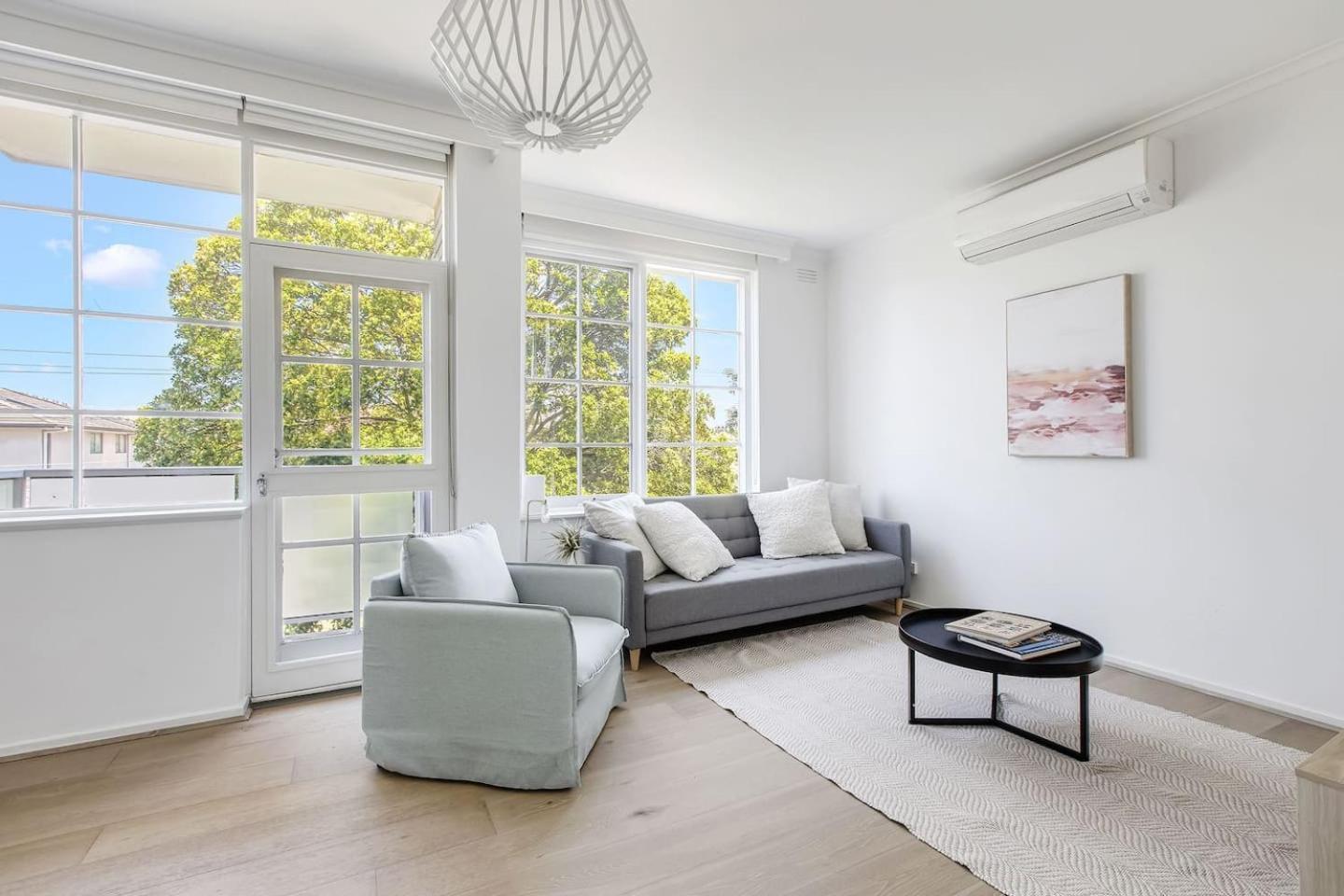 A Radiant Escape Steps From Shops And Metro *