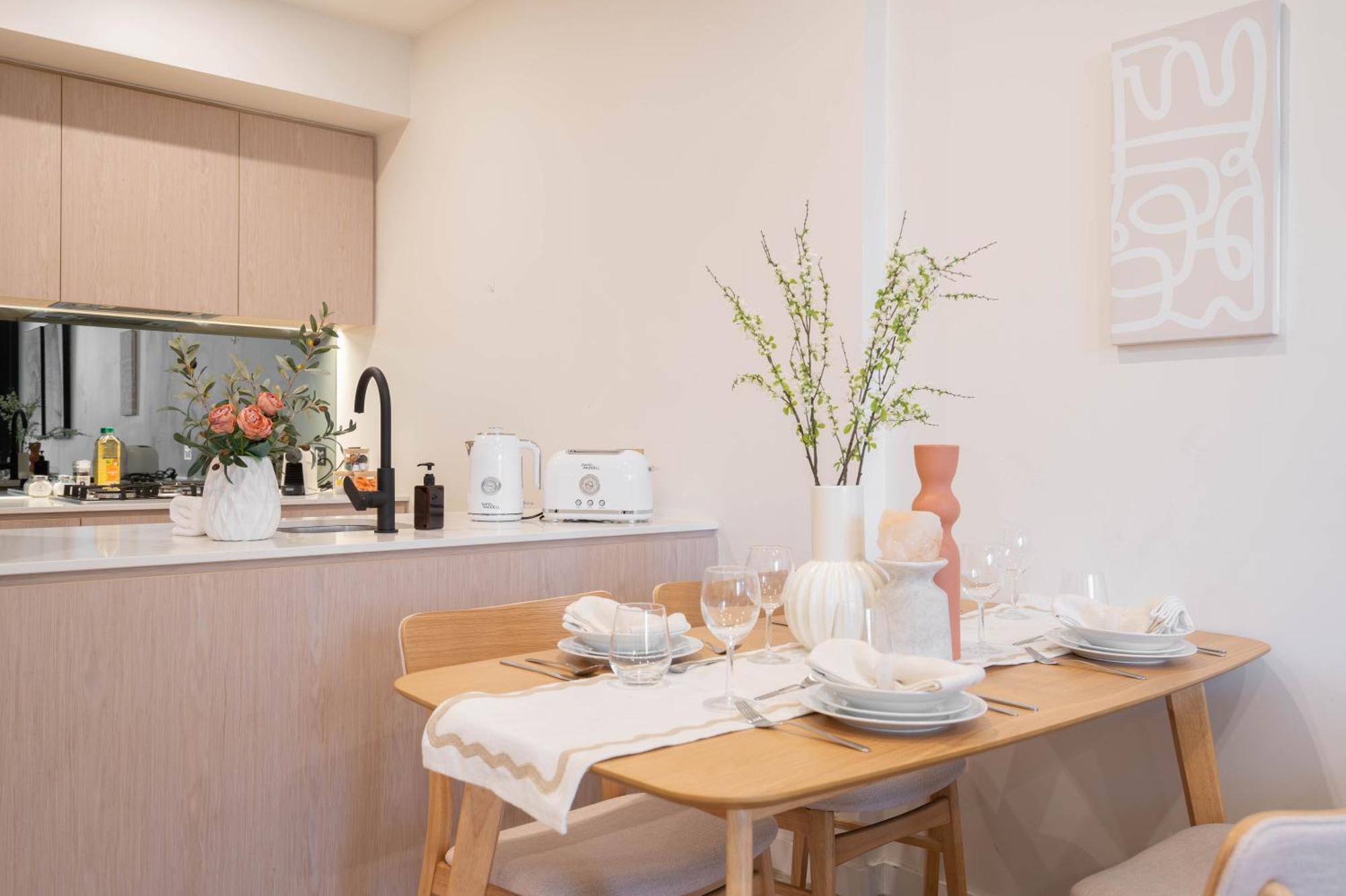 Unparalleled Convenience 2br Free Parking #eq07 Apartment