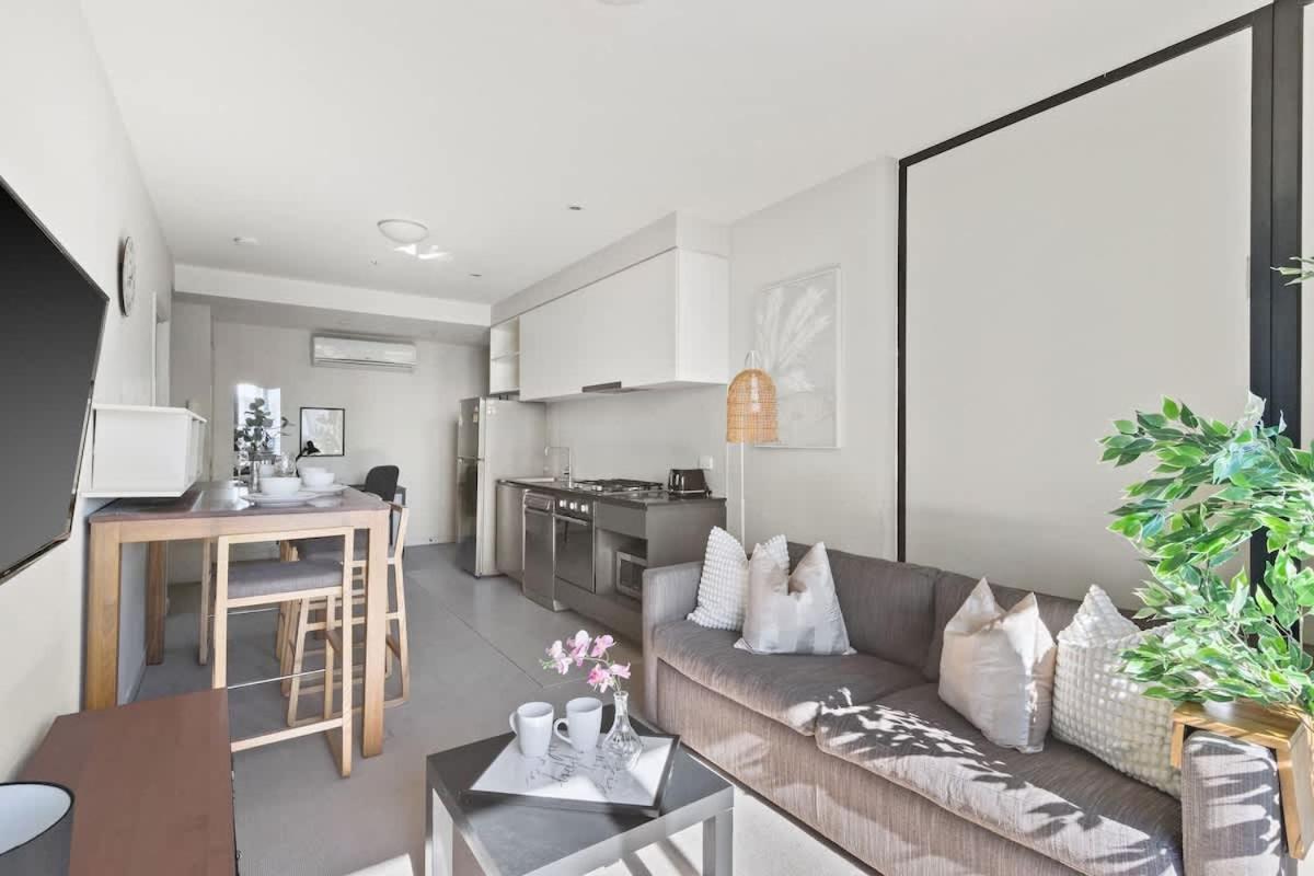 Modern 2br On Collins Skyline Views & Parking *
