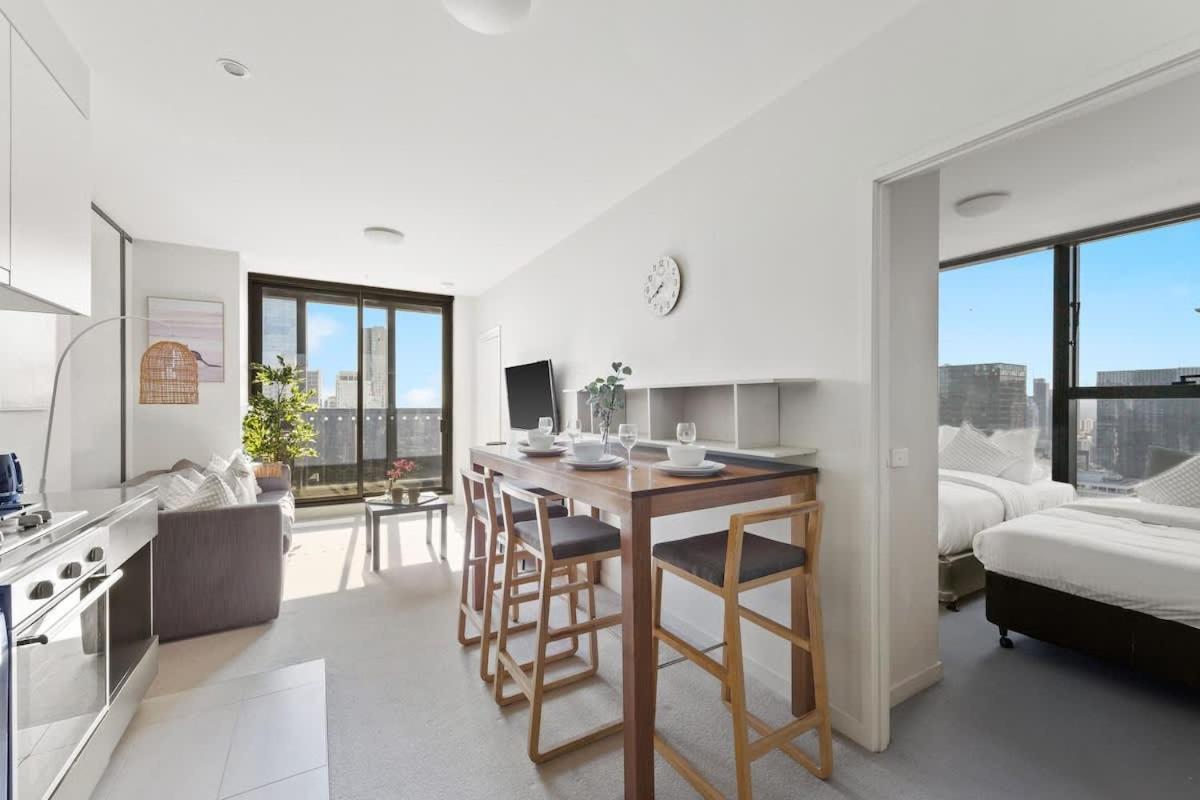 Modern 2br On Collins Skyline Views & Parking *
