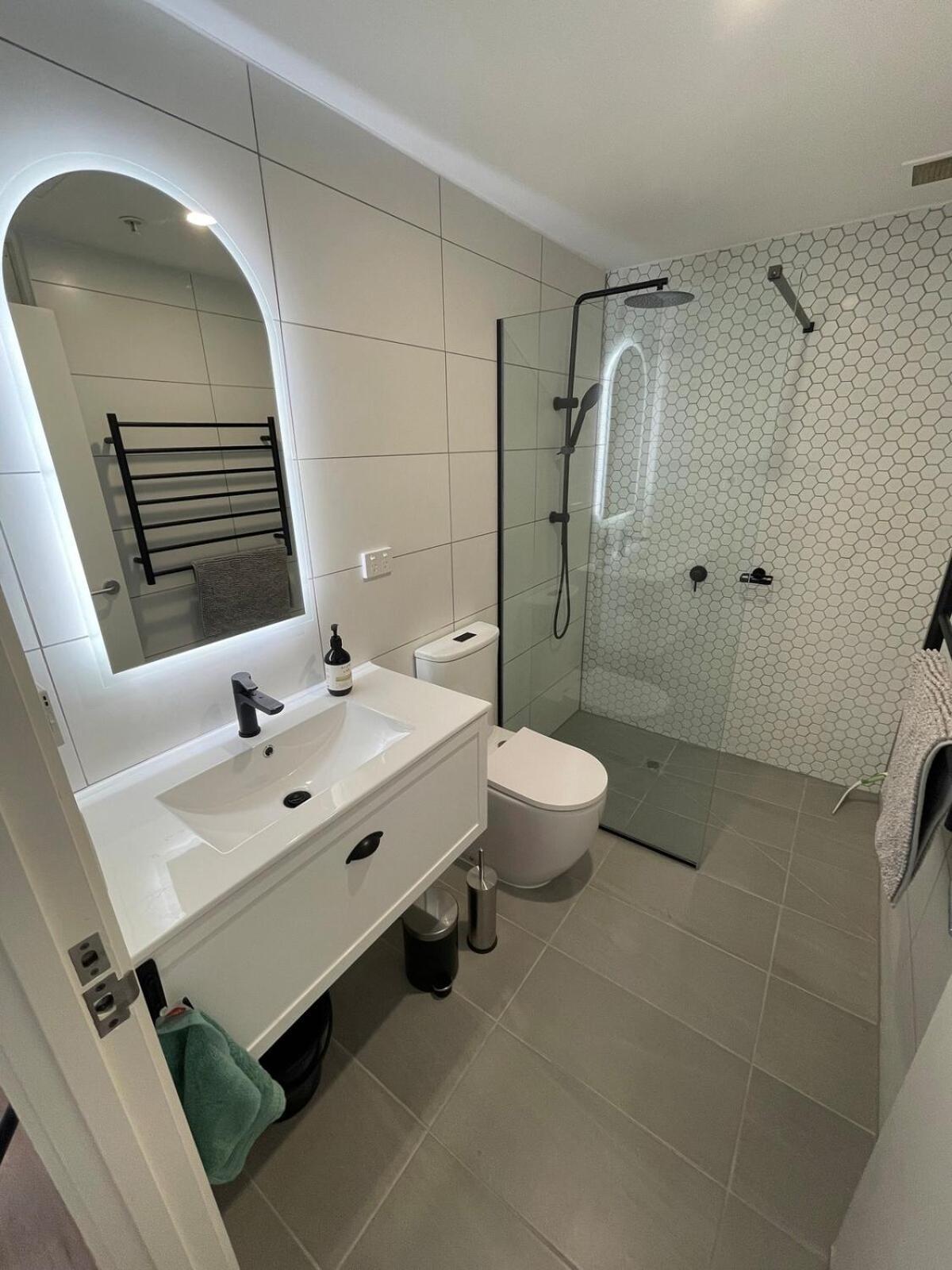 Spacious And Bright 2bdr Next To Qvm In Cbd, Parking Apartment *