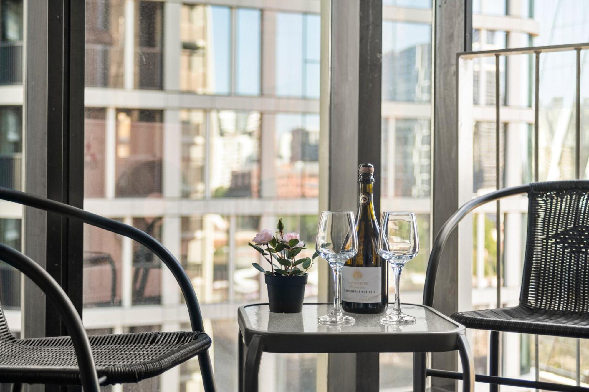 Apartment Stunning At Marvel Stadium With Parking & Amenities *