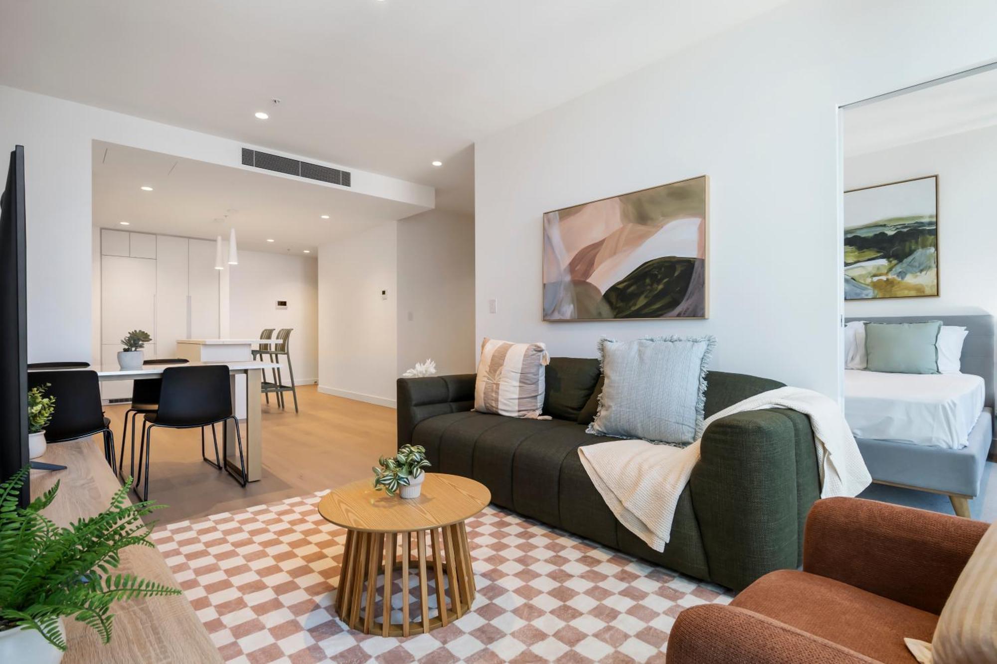 Apartment Stunning And Bay Views With Pool & Gym!