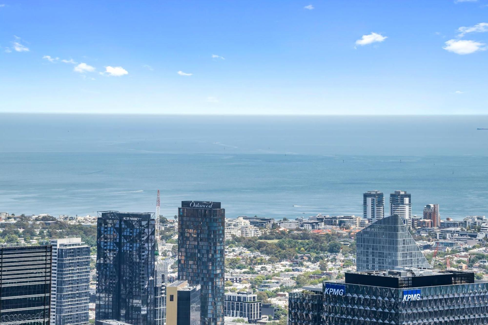Stunning And Bay Views With Pool & Gym! Melbourne