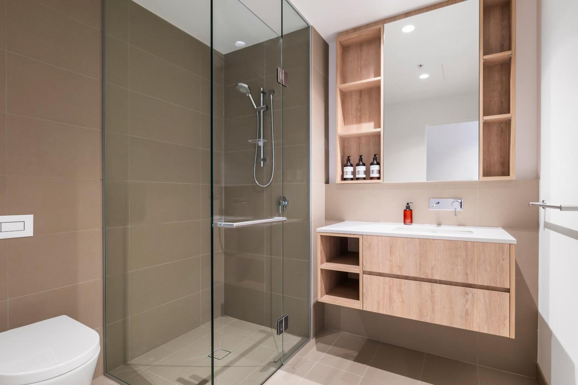 Apartment Stunning And Bay Views With Pool & Gym! *