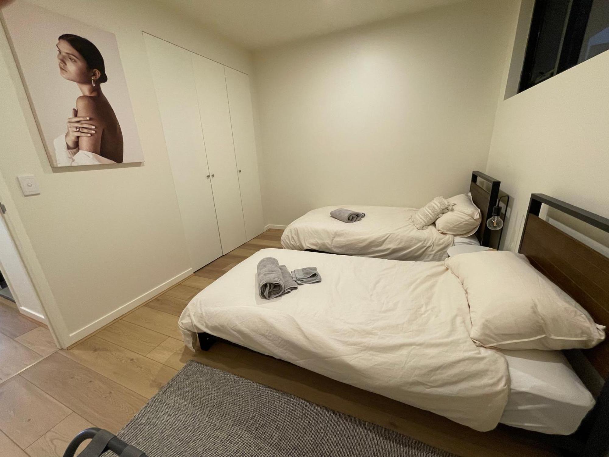 Spacious And Bright 2bdr Next To Qvm In Cbd, Parking Apartment *