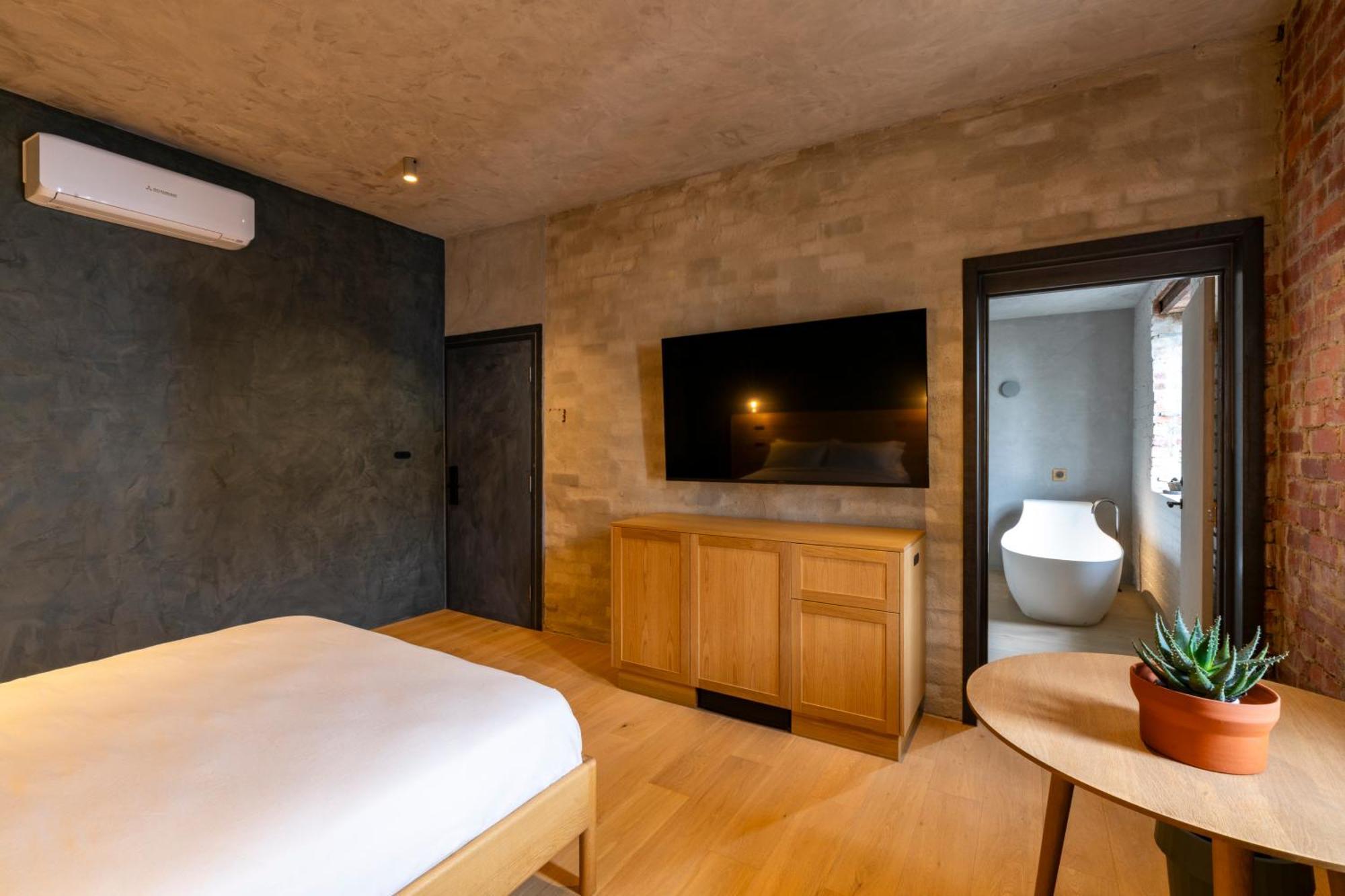 Hotel In The Brick And 4*