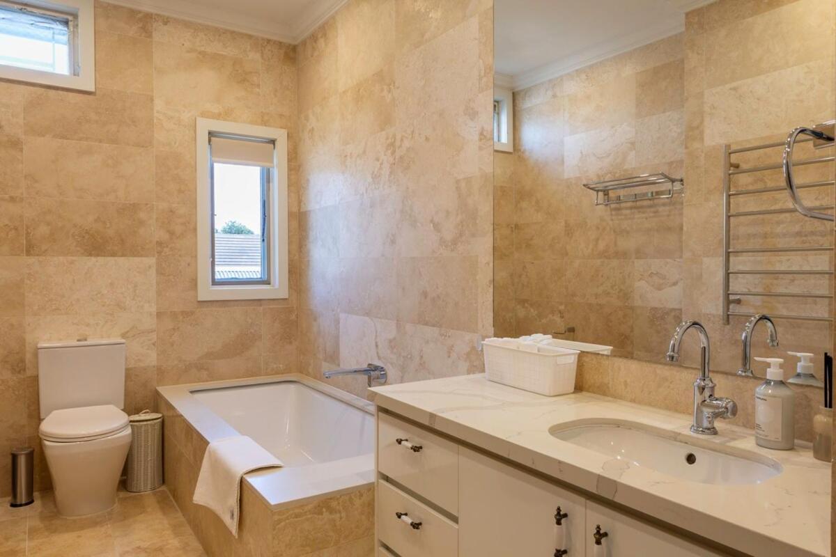 Prime Location House With Pool In Kew Holiday home *