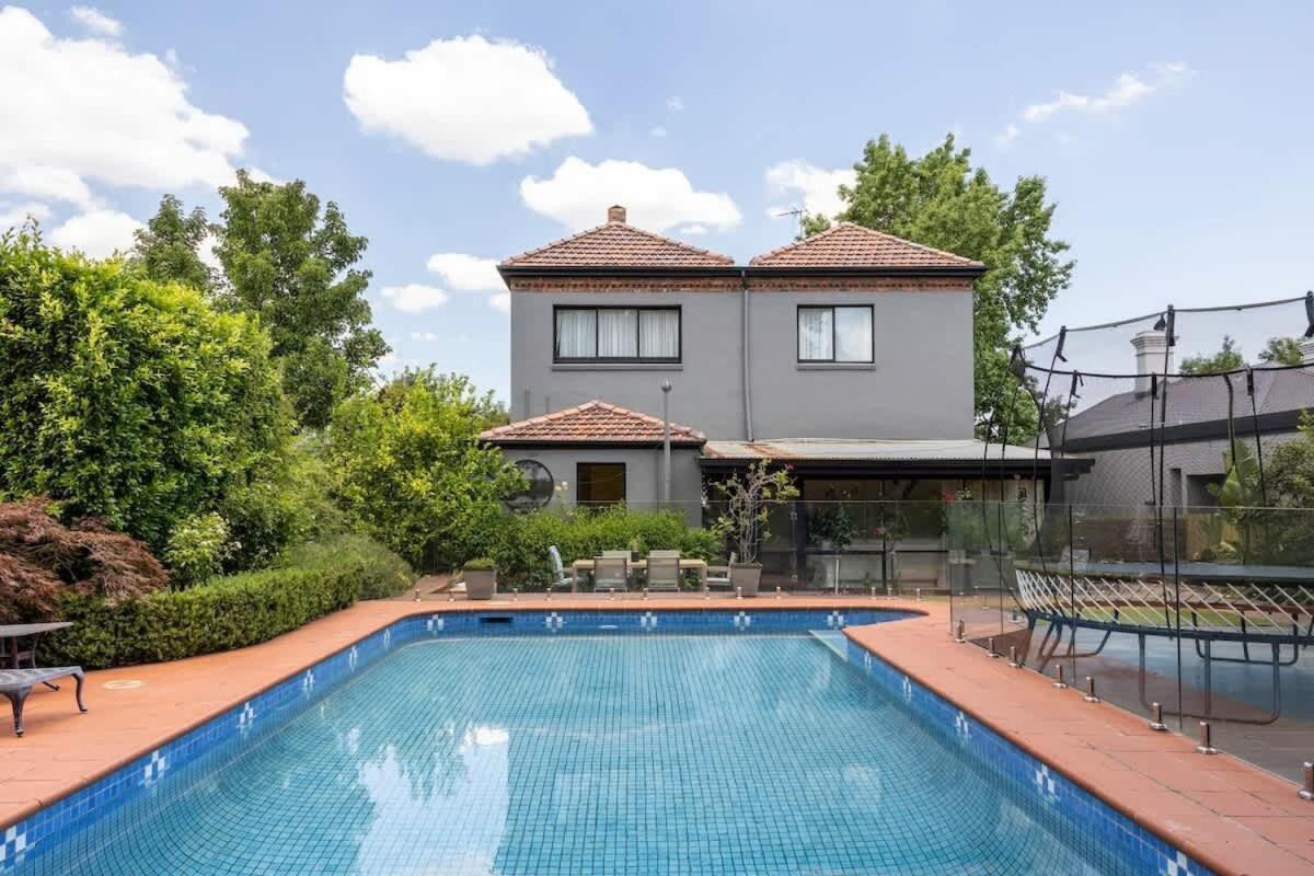 Prime Location House With Pool In Kew Holiday home