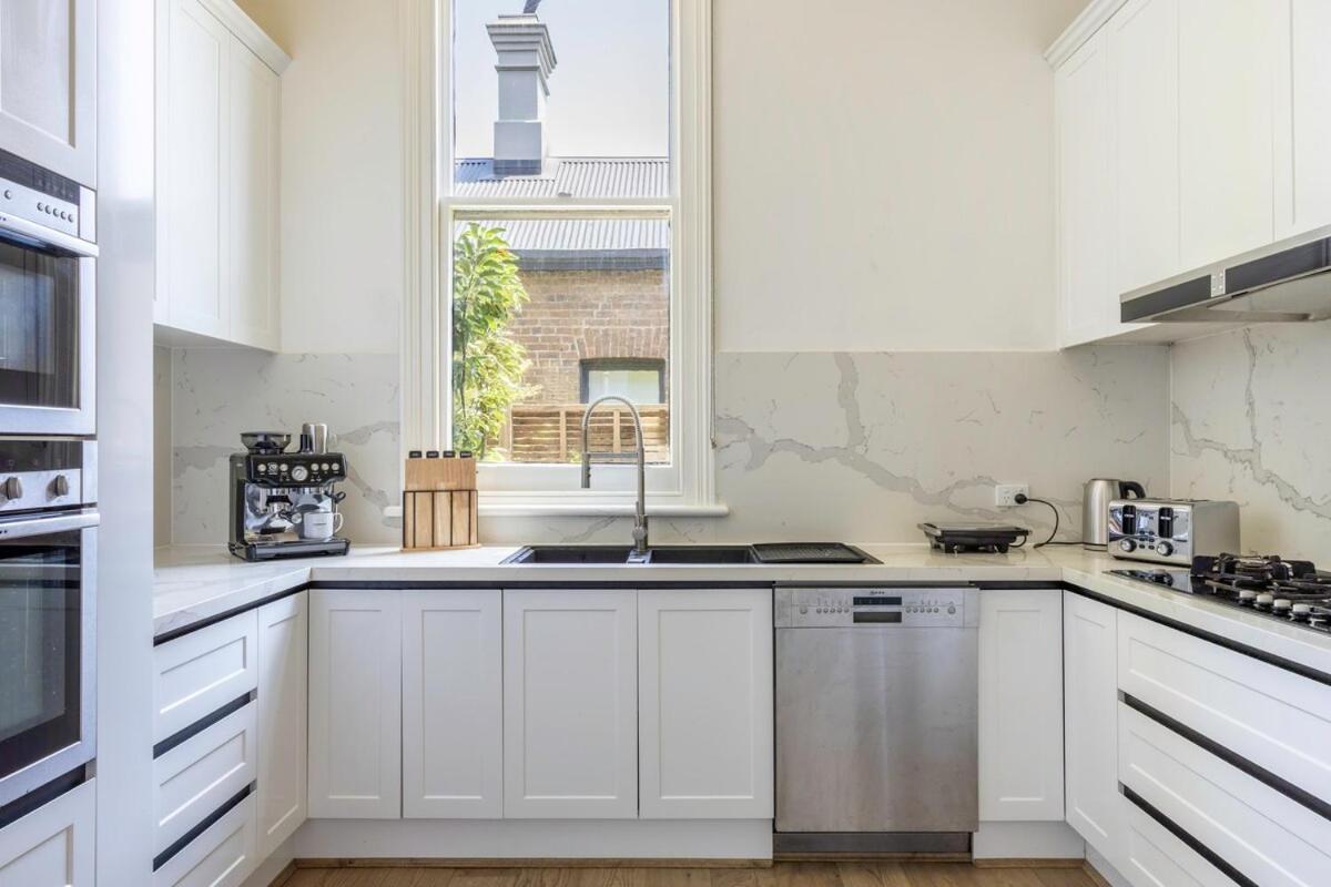 Prime Location House With Pool In Kew * Melbourne