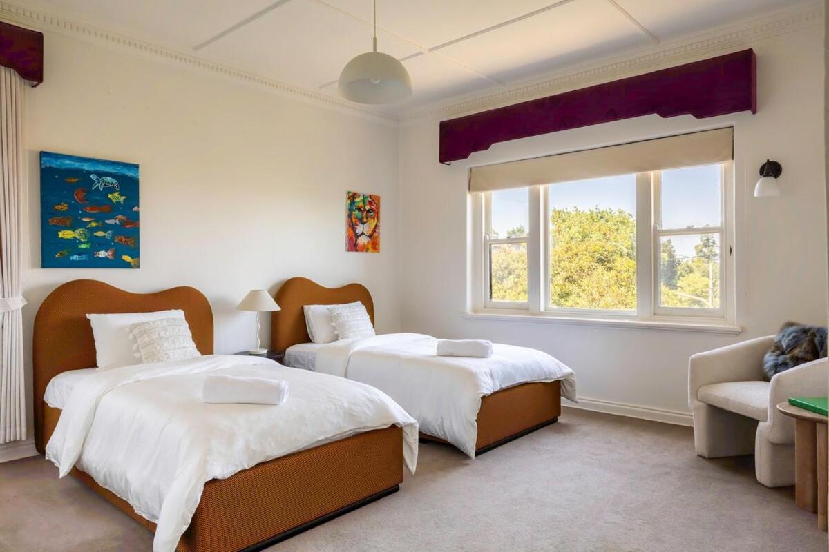Prime Location House With Pool In Kew Melbourne