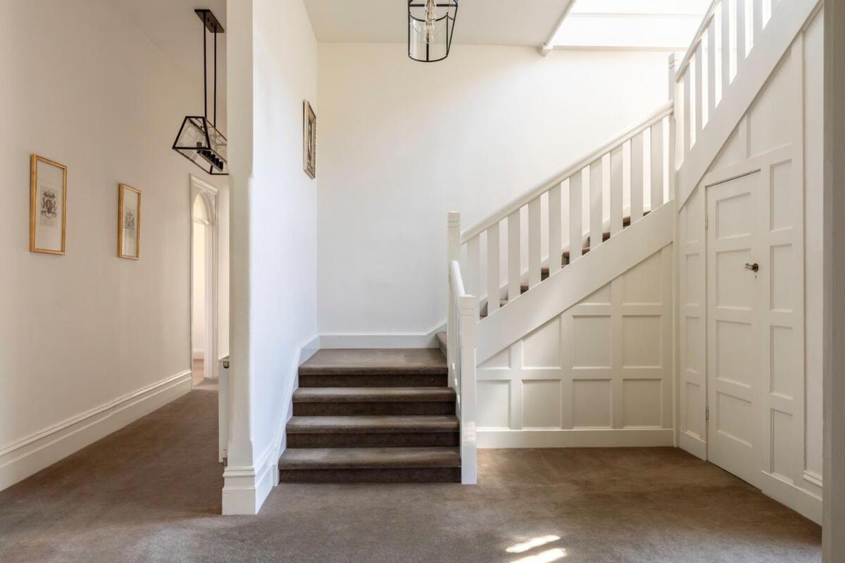 Prime Location House With Pool In Kew Holiday home *