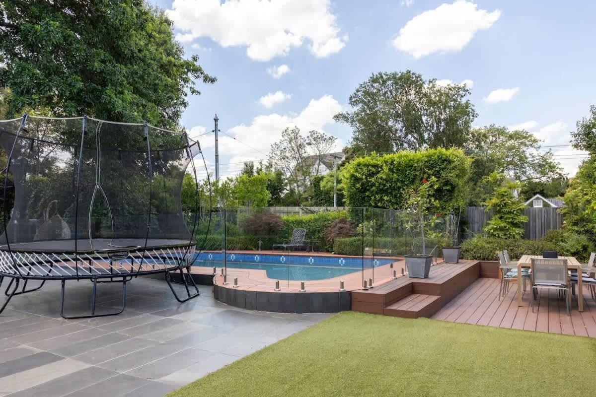Prime Location House With Pool In Kew *