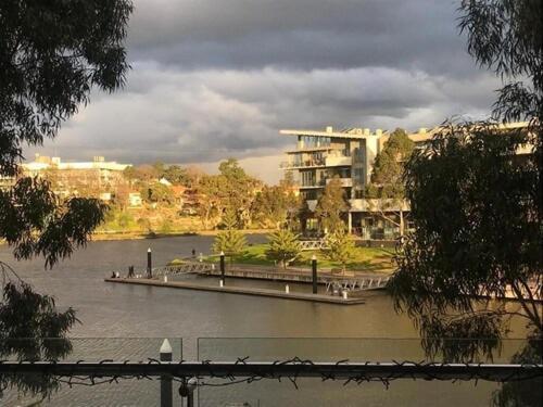 Marina View On The River, Melbourne Apartment *