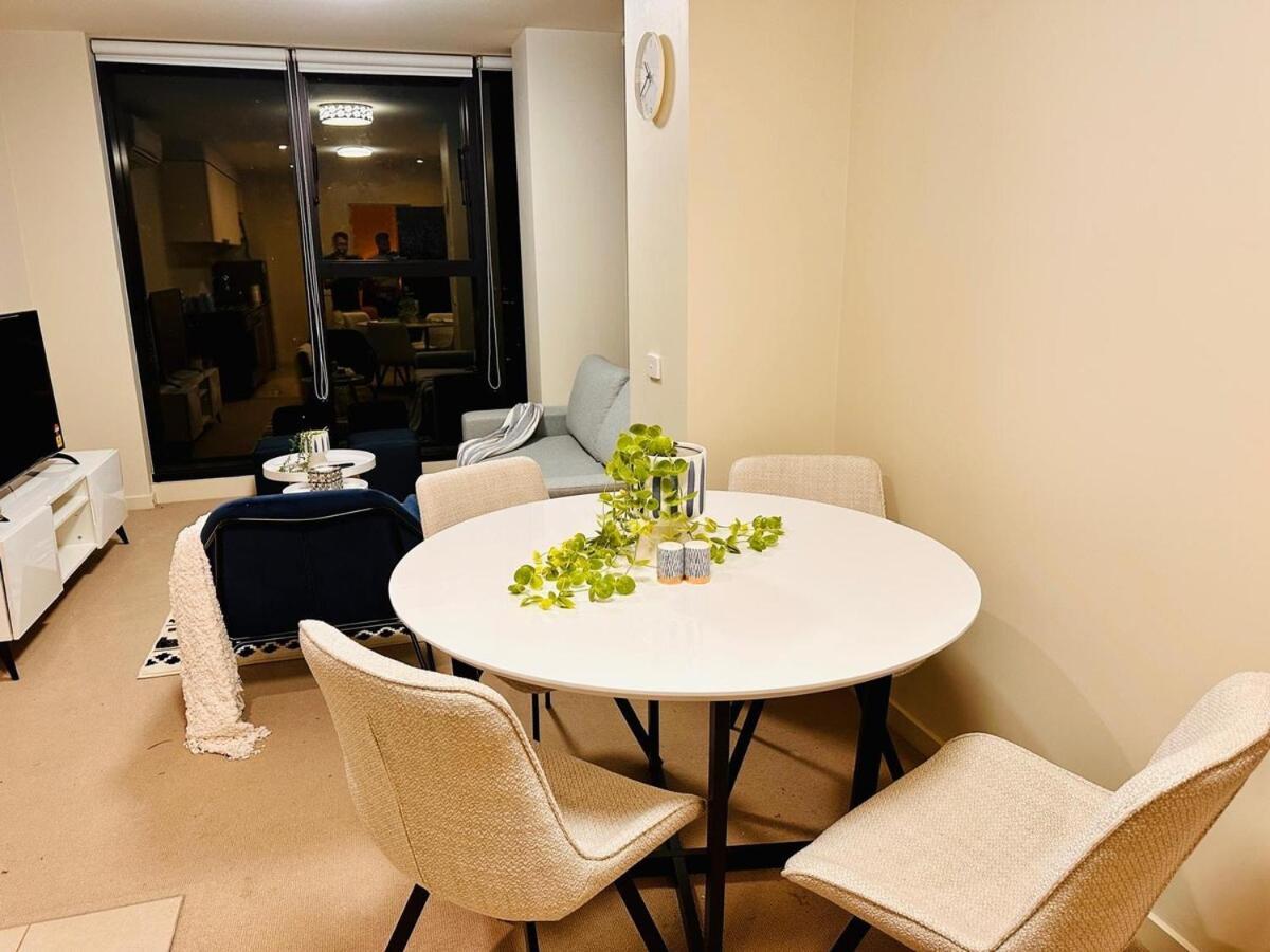 Revive And Relax At Collins Street Apartment