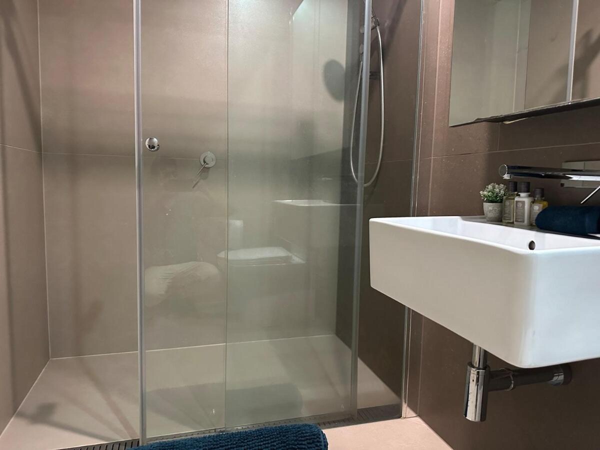 Revive And Relax At Collins Street Apartment *