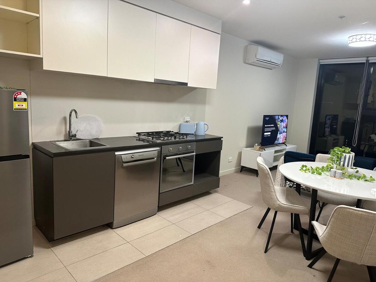 Revive And Relax At Collins Street Apartment