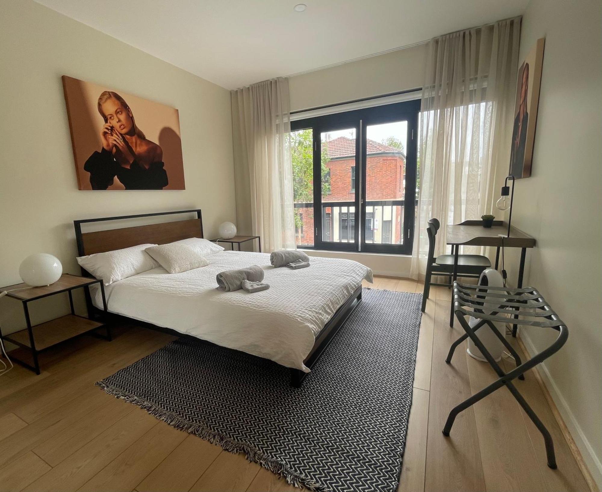 Spacious And Bright 2bdr Next To Qvm In Cbd, Parking Apartment Melbourne