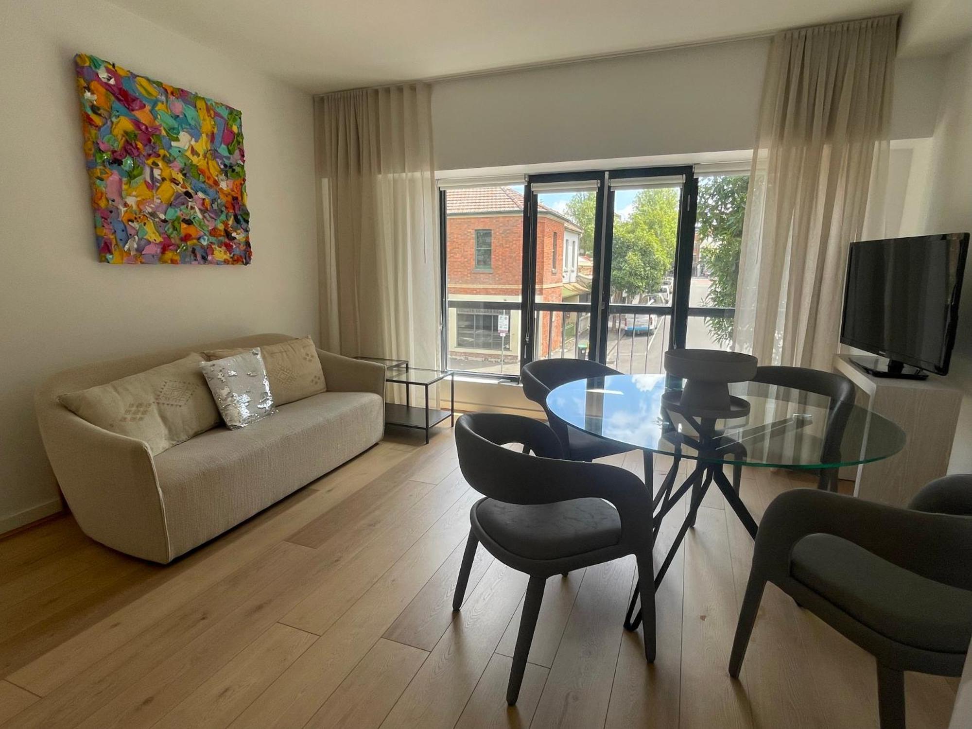 Spacious And Bright 2bdr Next To Qvm In Cbd, Parking * Melbourne