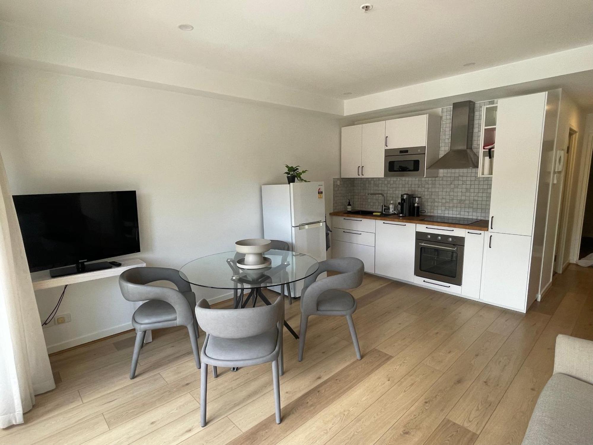 Spacious And Bright 2bdr Next To Qvm In Cbd, Parking Apartment