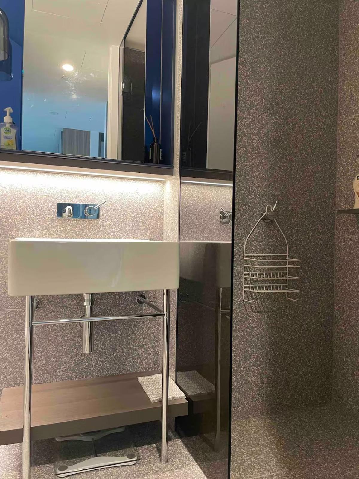 Private Close To Cbd With Fully Facilities Melbourne