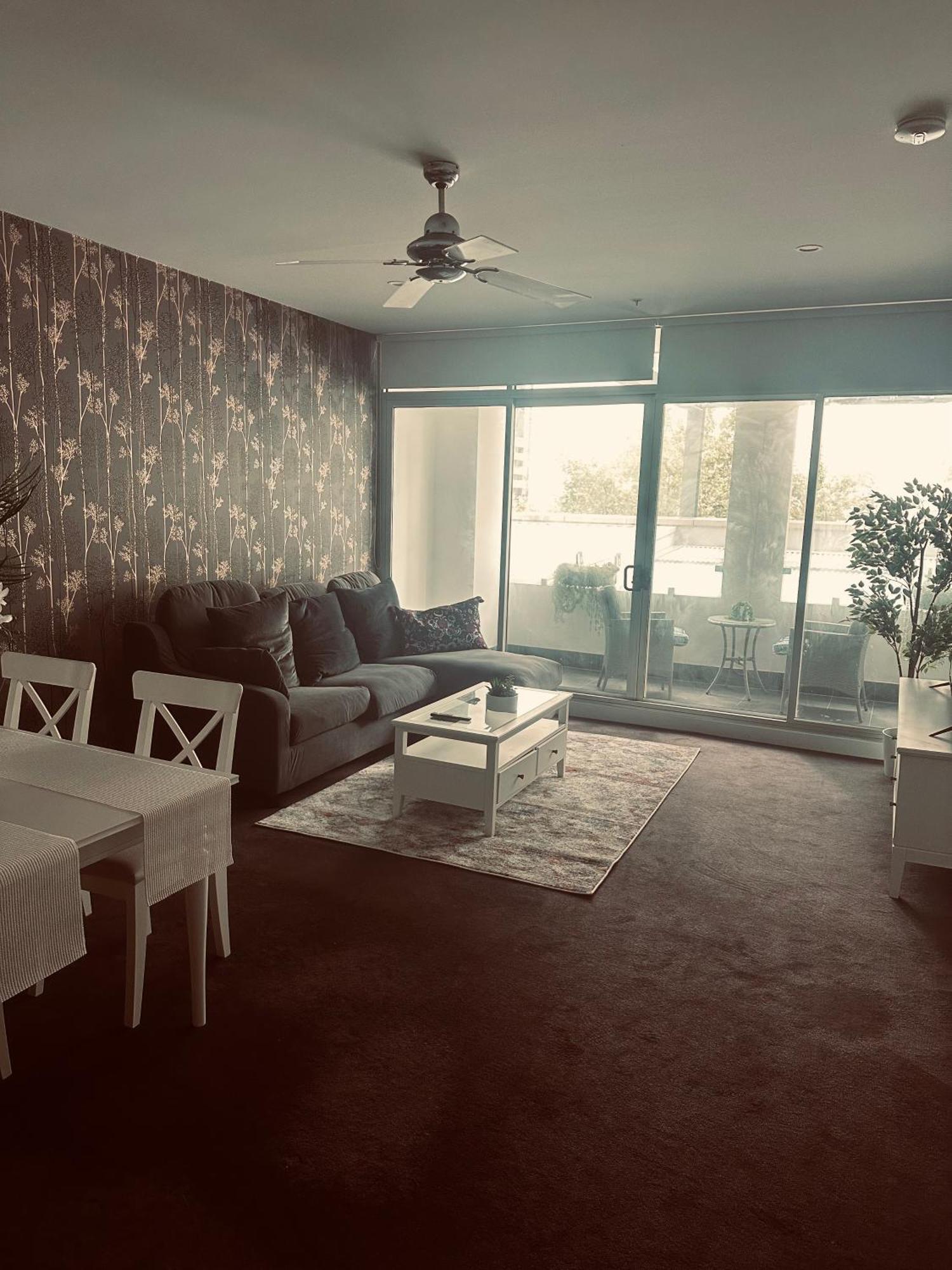 Urban Oasis 3 Brs & Parking Apartment Melbourne