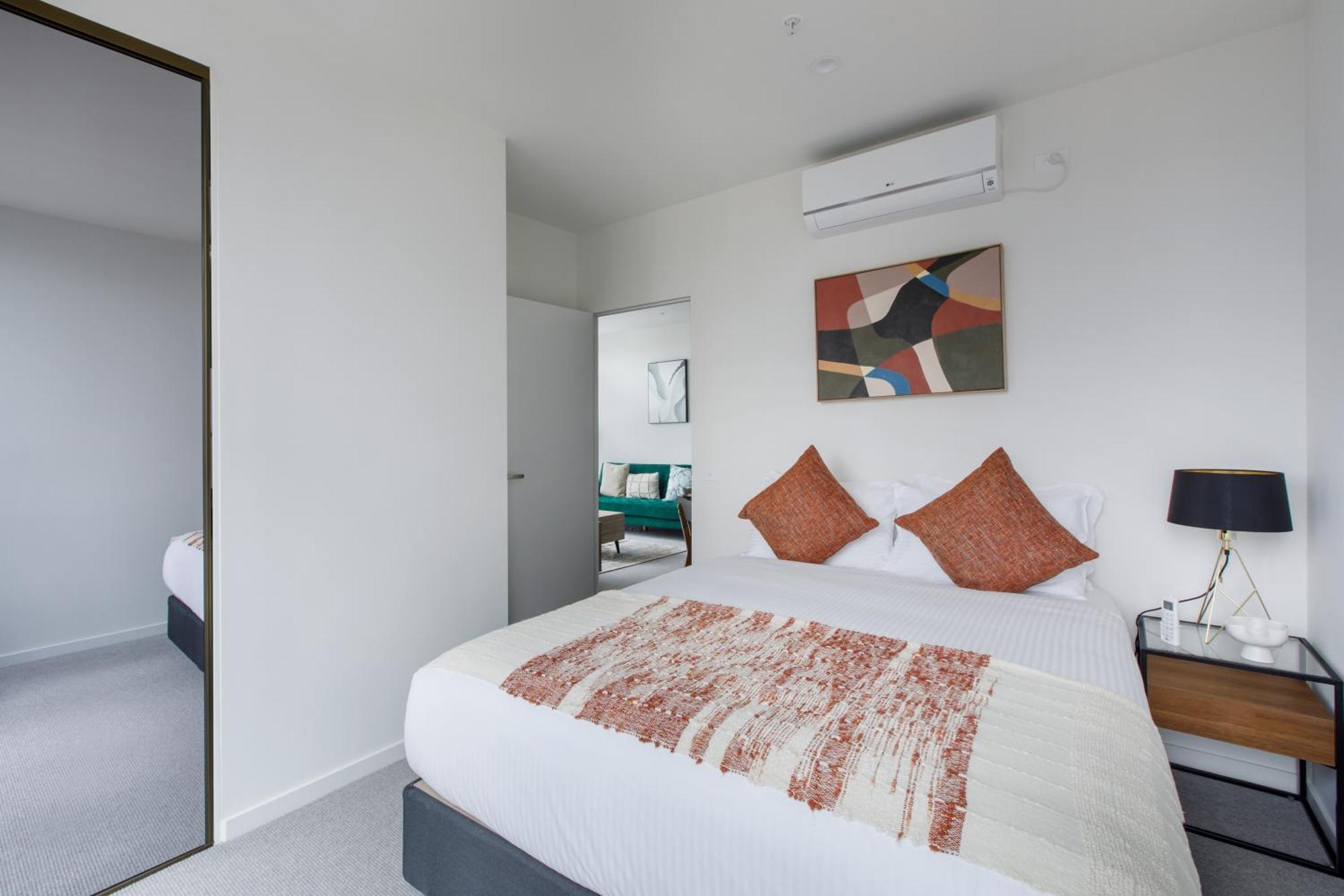Modern Nomads Trendy 2br Skyline Near Station