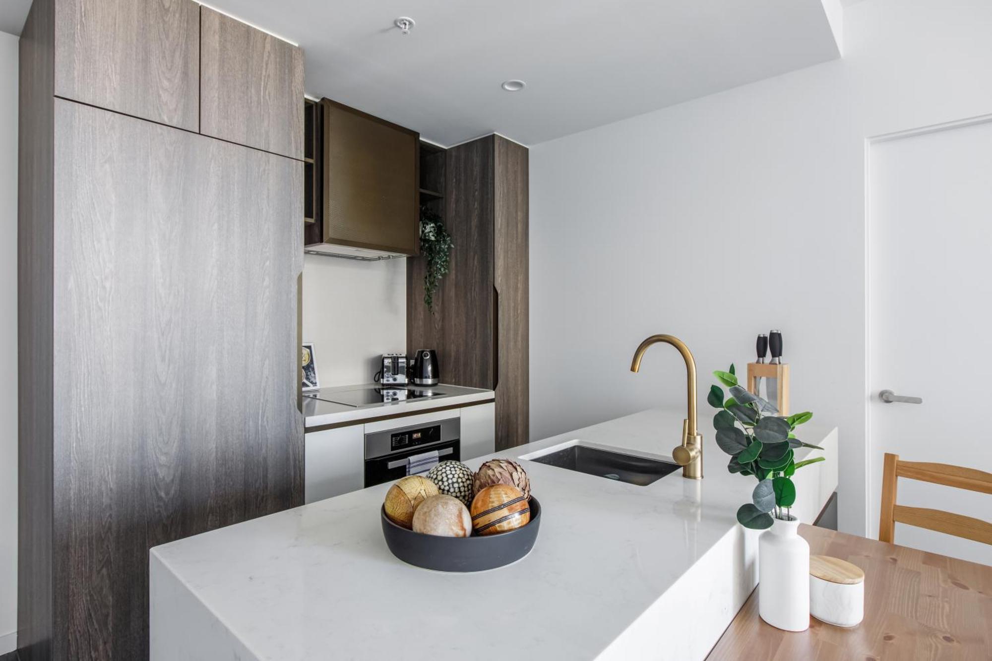 Modern Nomads Trendy 2br Skyline Near Station Apartment