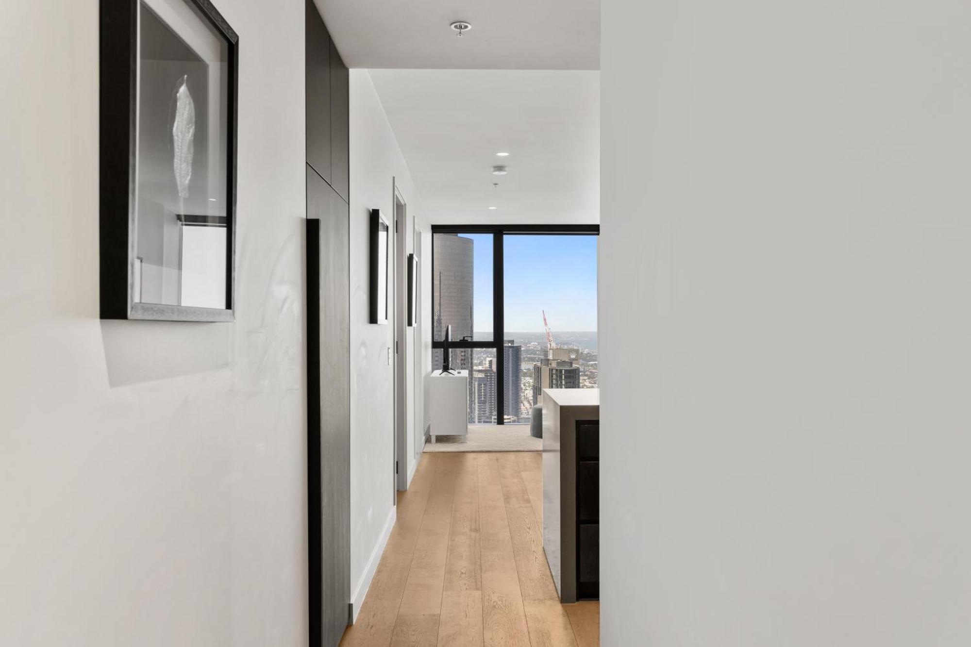Panoramic View Two Bedrooms At Collins House Apartment *
