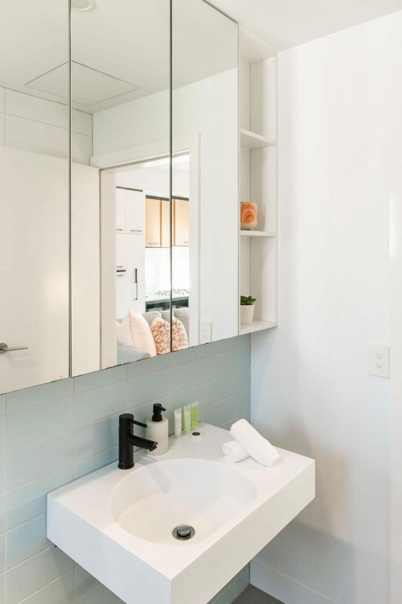 Sunny And Stylish One-bedroom Apartment *