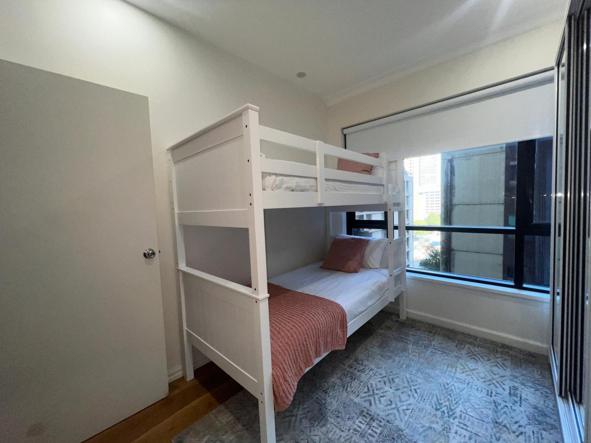 Exquisite 3br Exhibition With Gym & Pool Melbourne