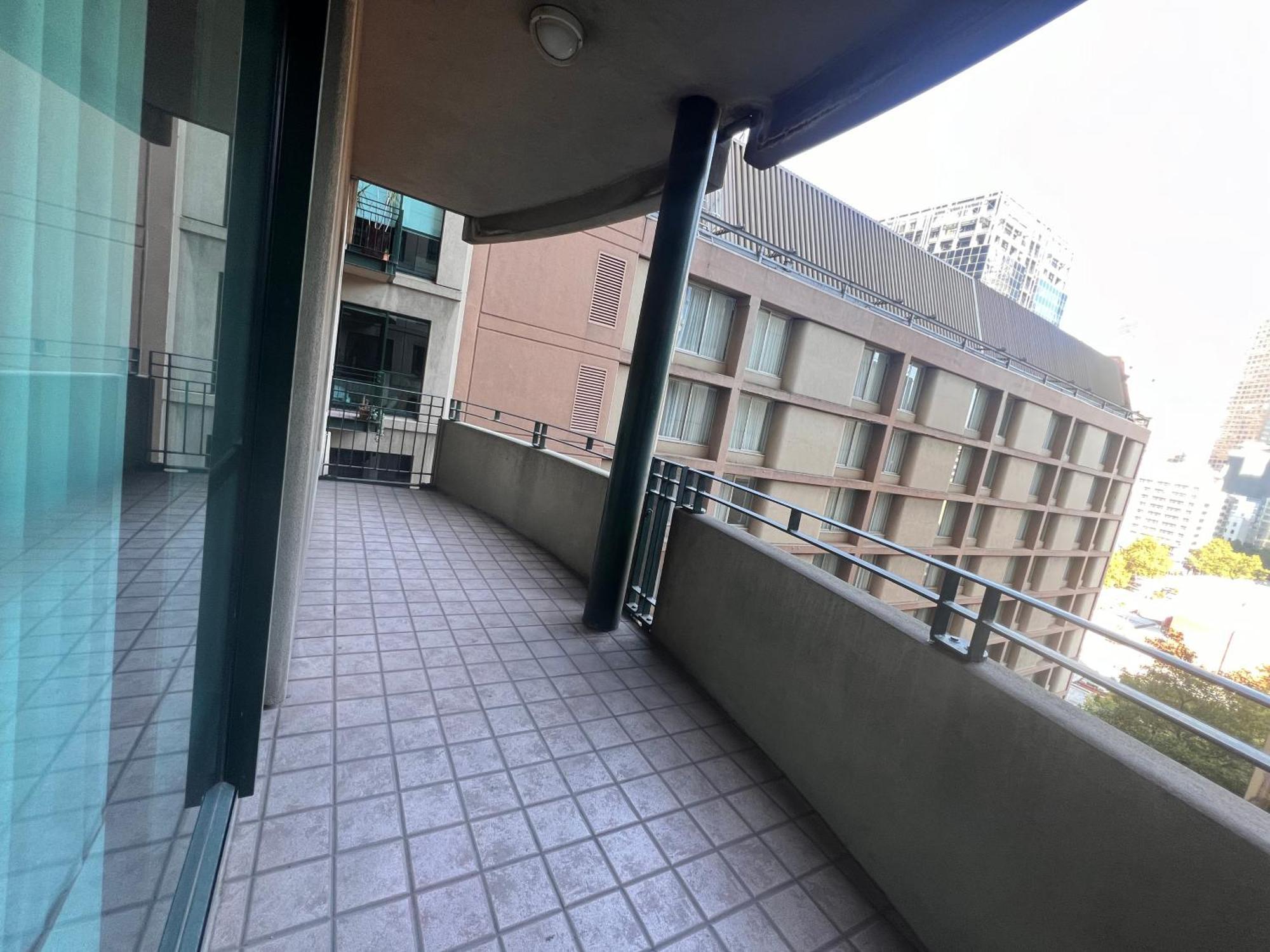 Exquisite 3br Exhibition With Gym & Pool Apartment Melbourne