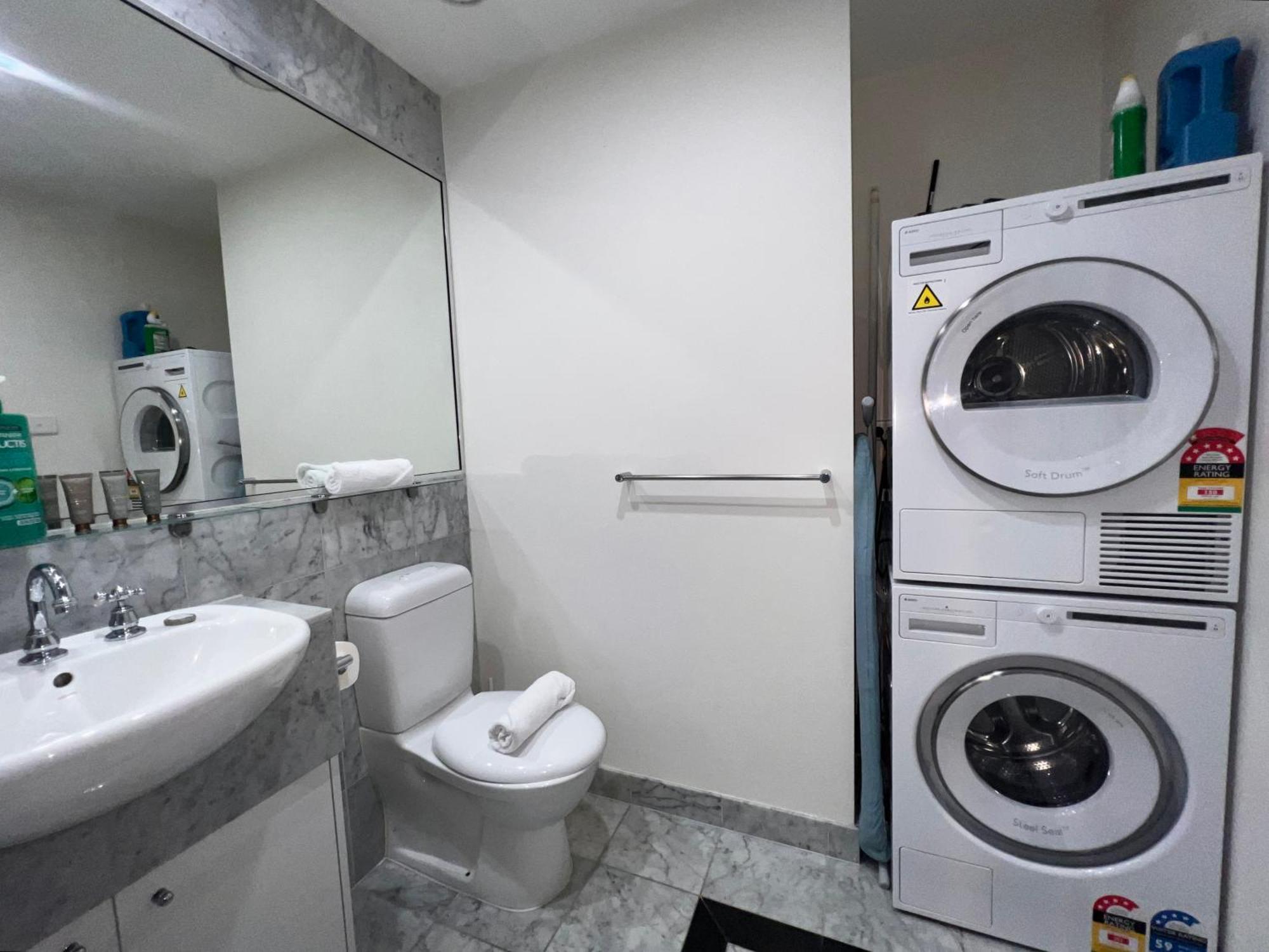 Apartment Exquisite 3br Exhibition With Gym & Pool Melbourne
