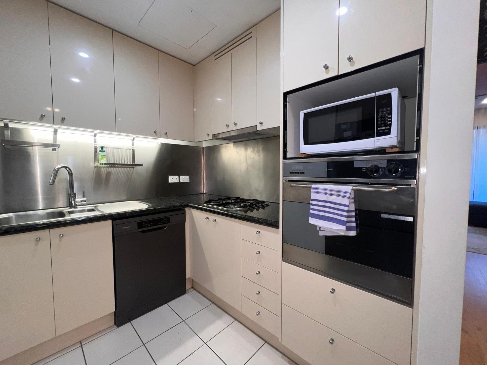 Apartment Exquisite 3br Exhibition With Gym & Pool Melbourne