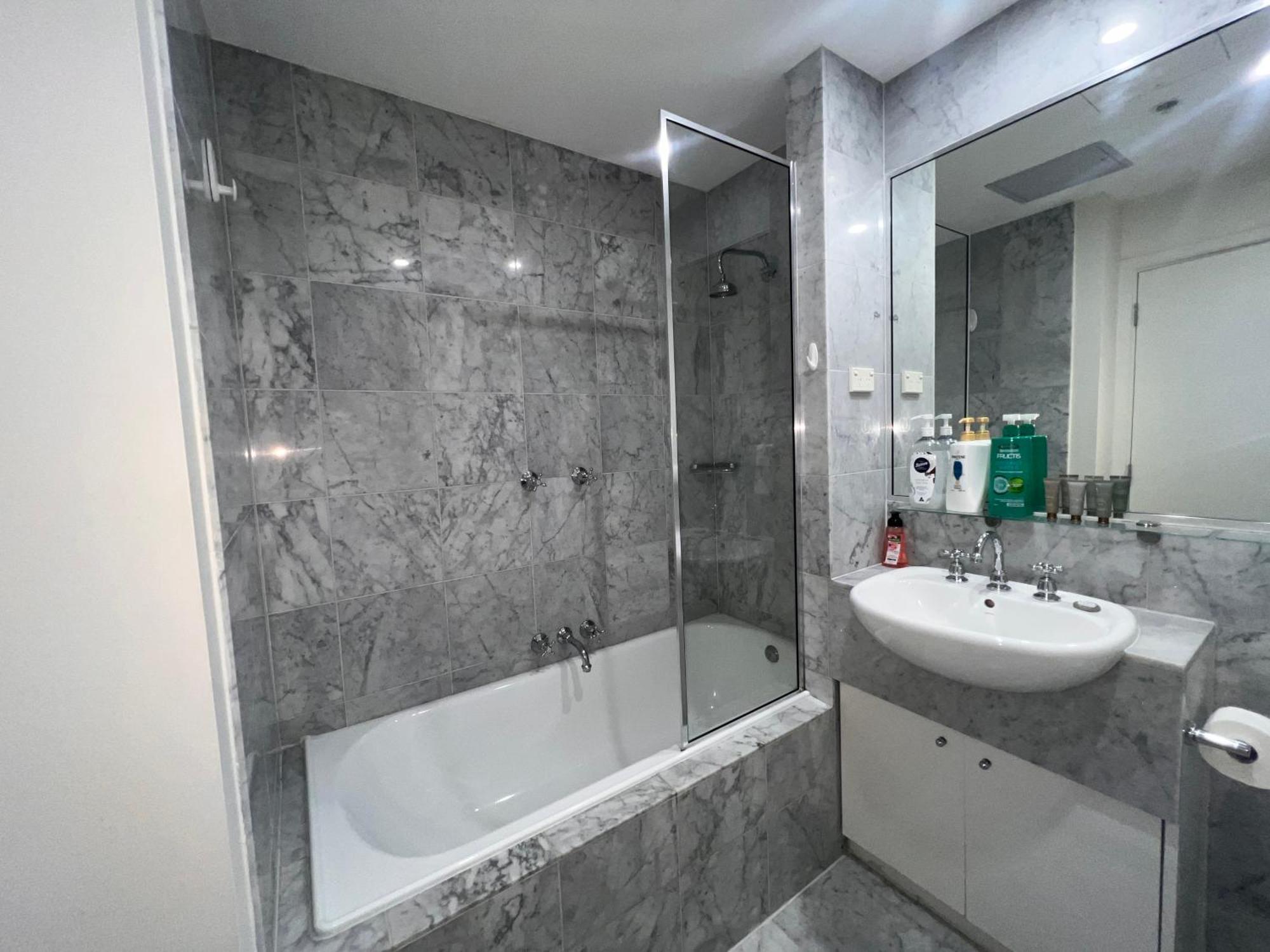 Exquisite 3br Exhibition With Gym & Pool * Melbourne