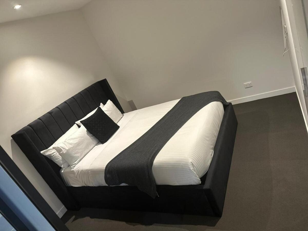 Luxurious 2 Bedroom Urban Retreat In The Heart Of Apartment *