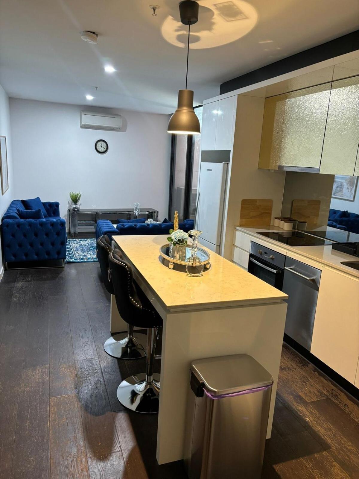 Luxurious 2 Bedroom Urban Retreat In The Heart Of Apartment Melbourne