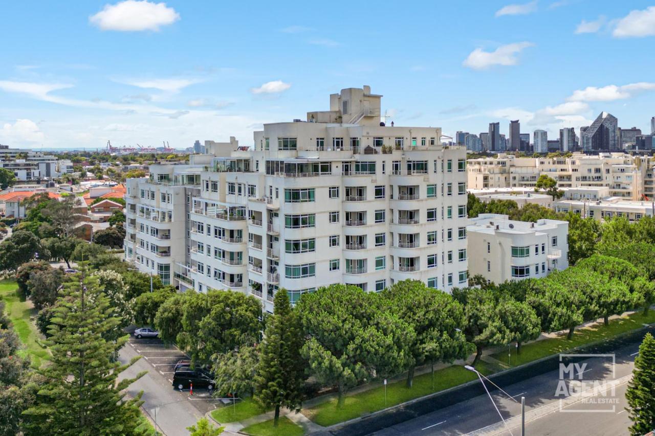Bright Light Filled 1-bedroom * Melbourne