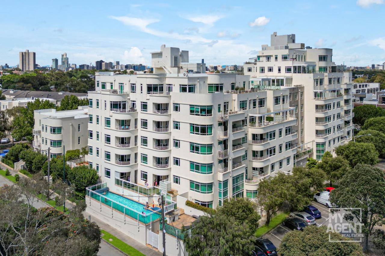 Bright Light Filled 1-bedroom Apartment