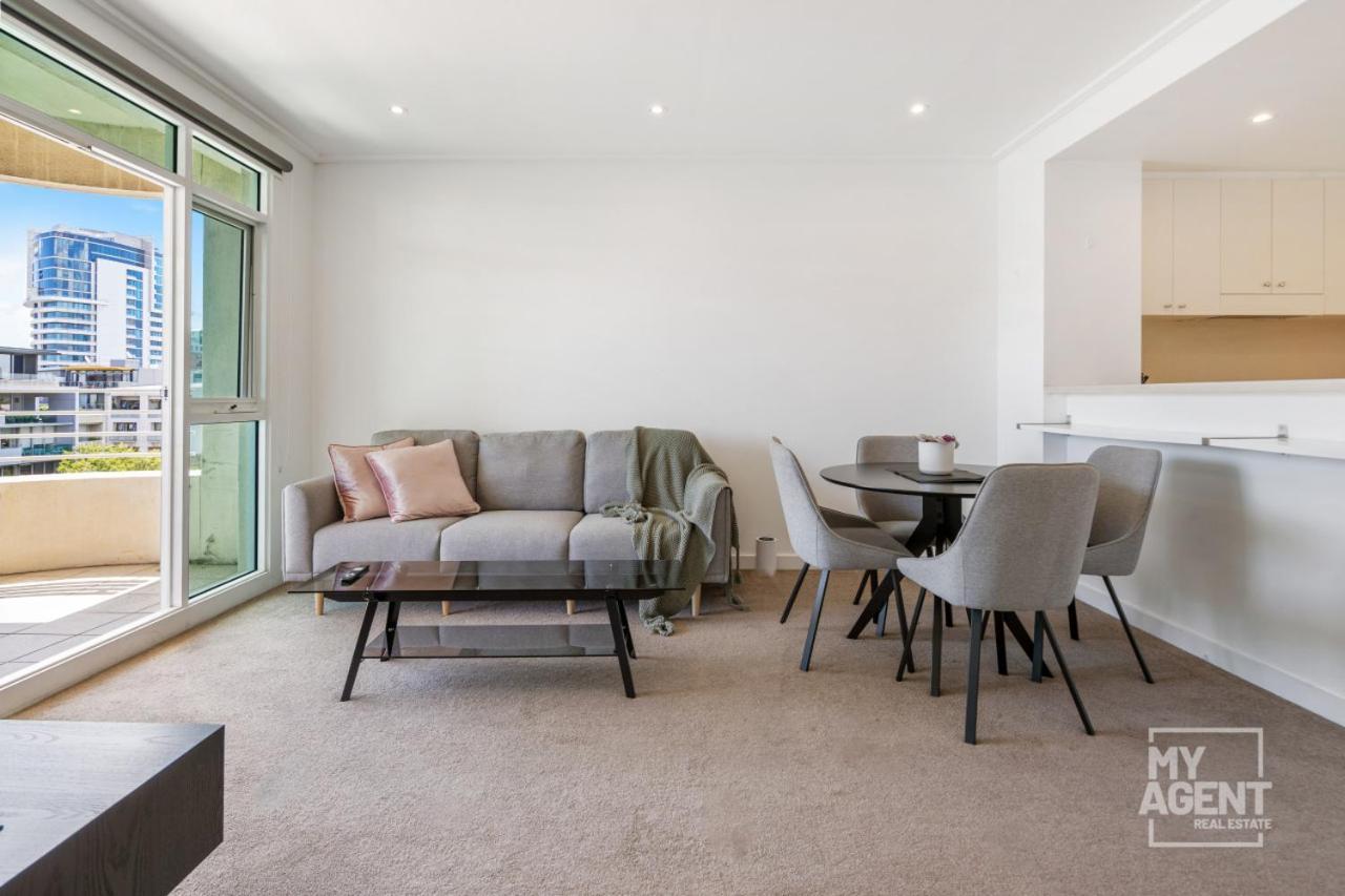 Bright Light Filled 1-bedroom Apartment *
