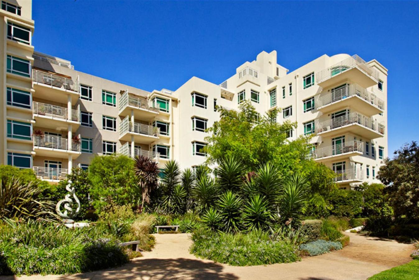 Bright Light Filled 1-bedroom Melbourne