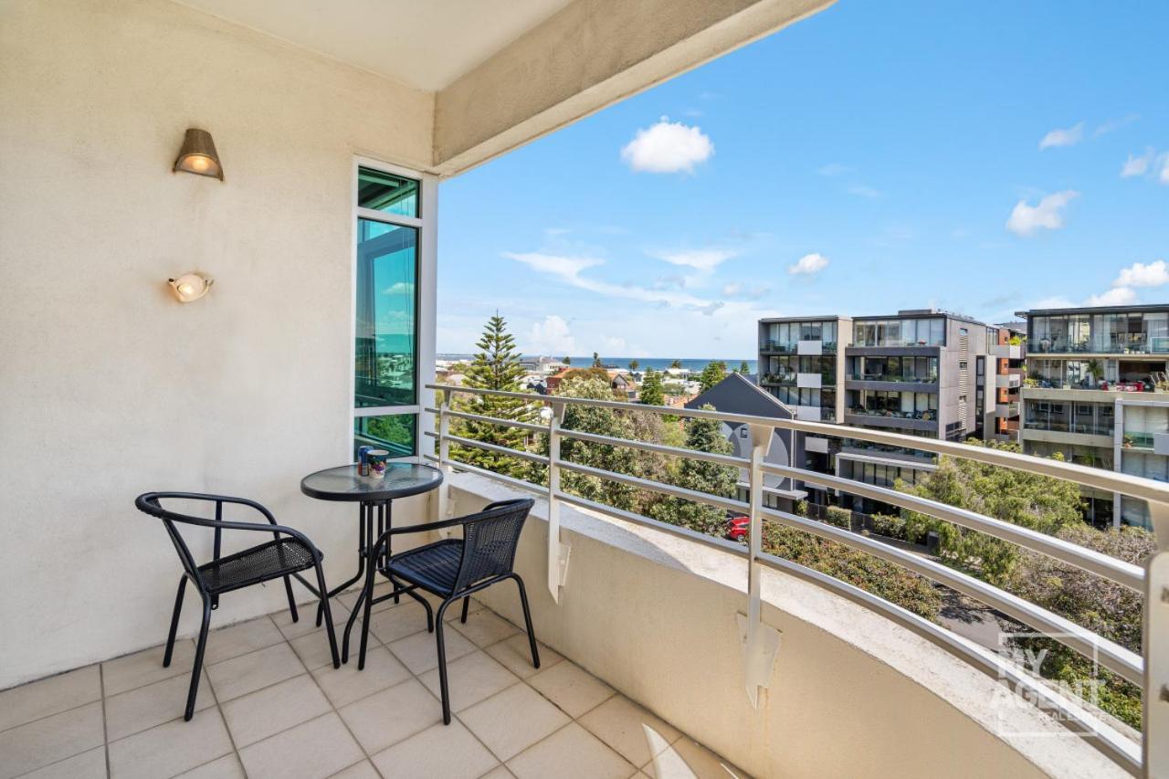 Bright Light Filled 1-bedroom Apartment *