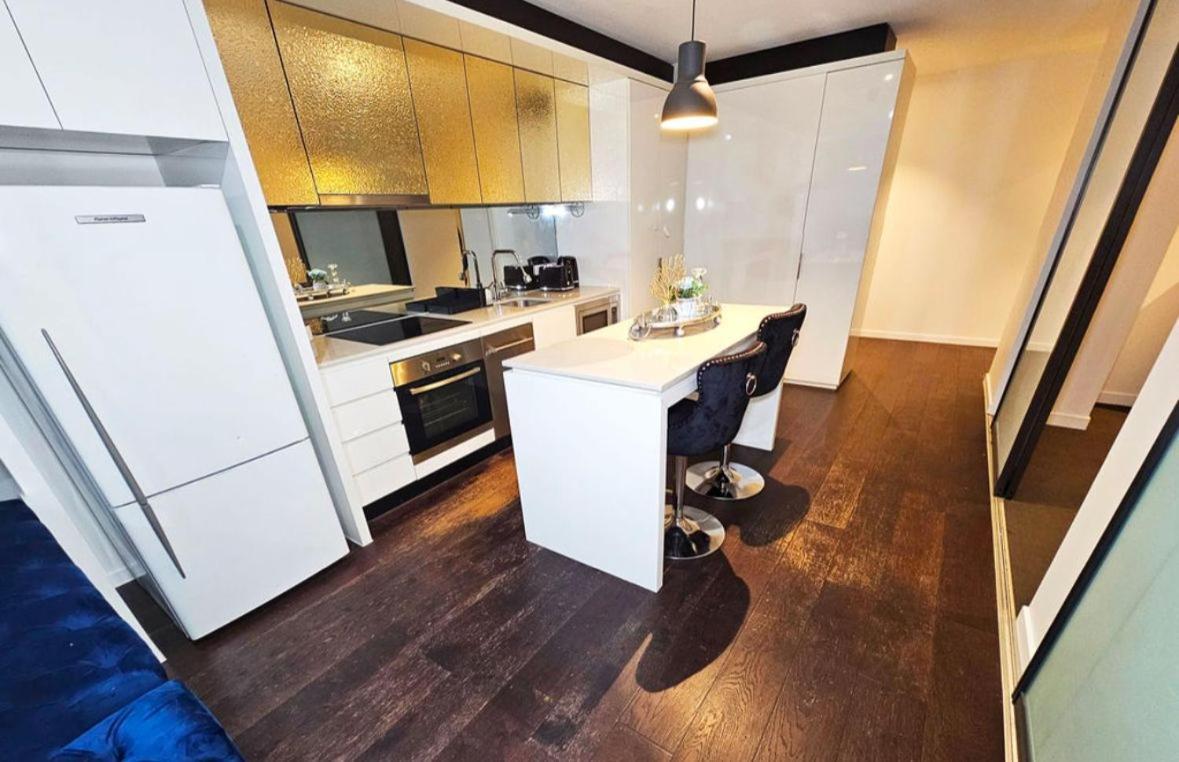 Luxurious 2 Bedroom Urban Retreat In The Heart Of Apartment Melbourne