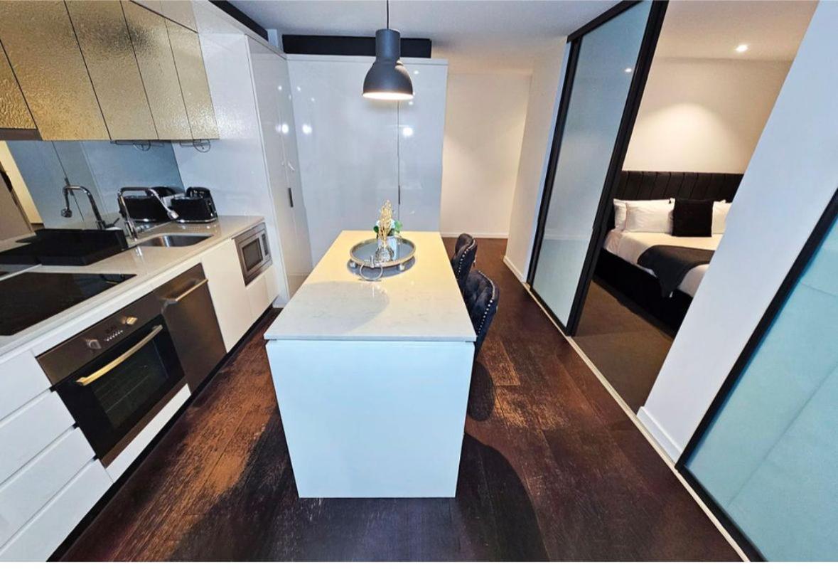 Luxurious 2 Bedroom Urban Retreat In The Heart Of