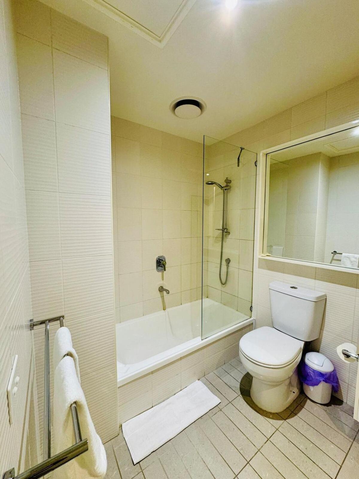 Amazing Views - 3 Bedrooms, Carpark, Gym & Pool Apartment Melbourne