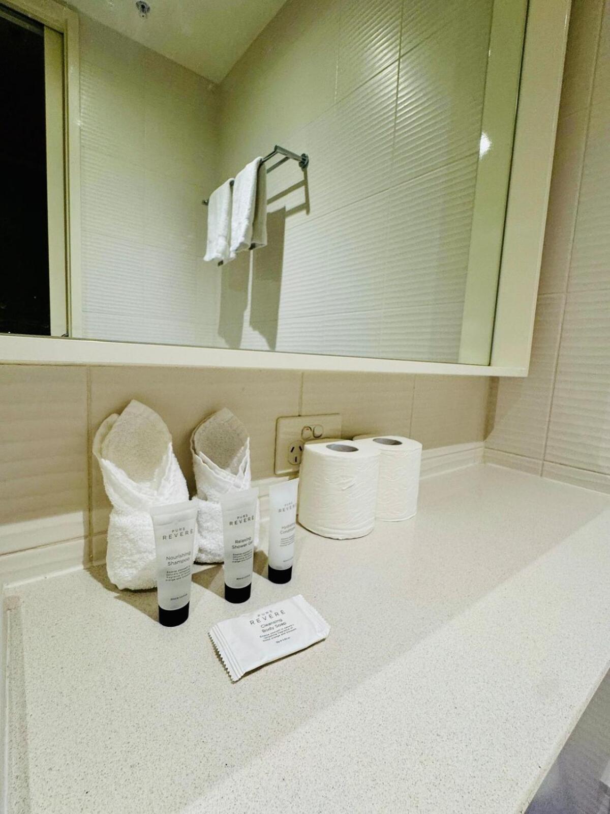 Amazing Views - 3 Bedrooms, Carpark, Gym & Pool * Melbourne