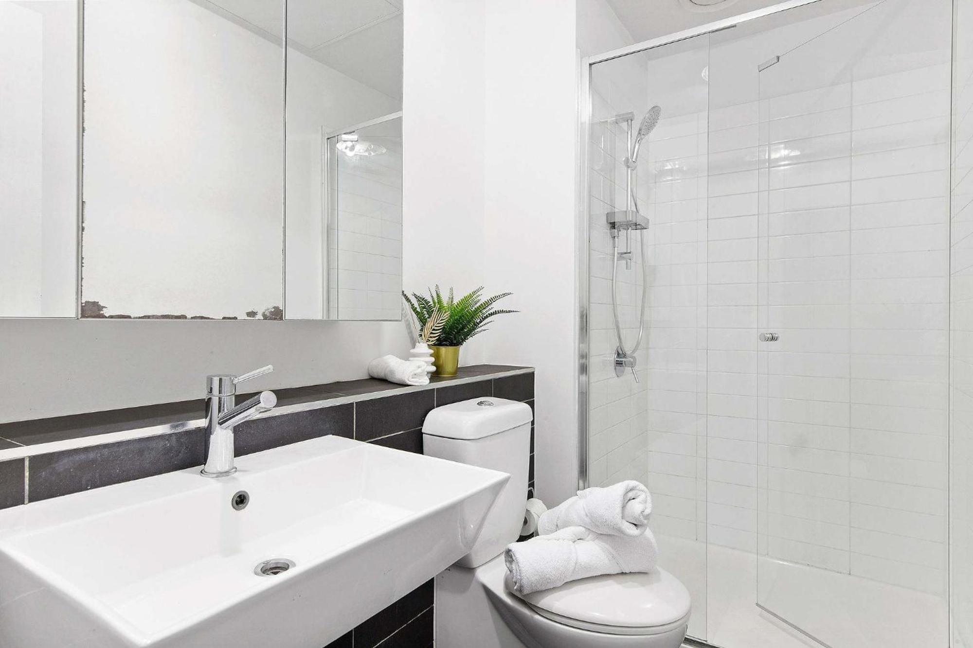 Spacious 2br Walk To Southern Cross Station *