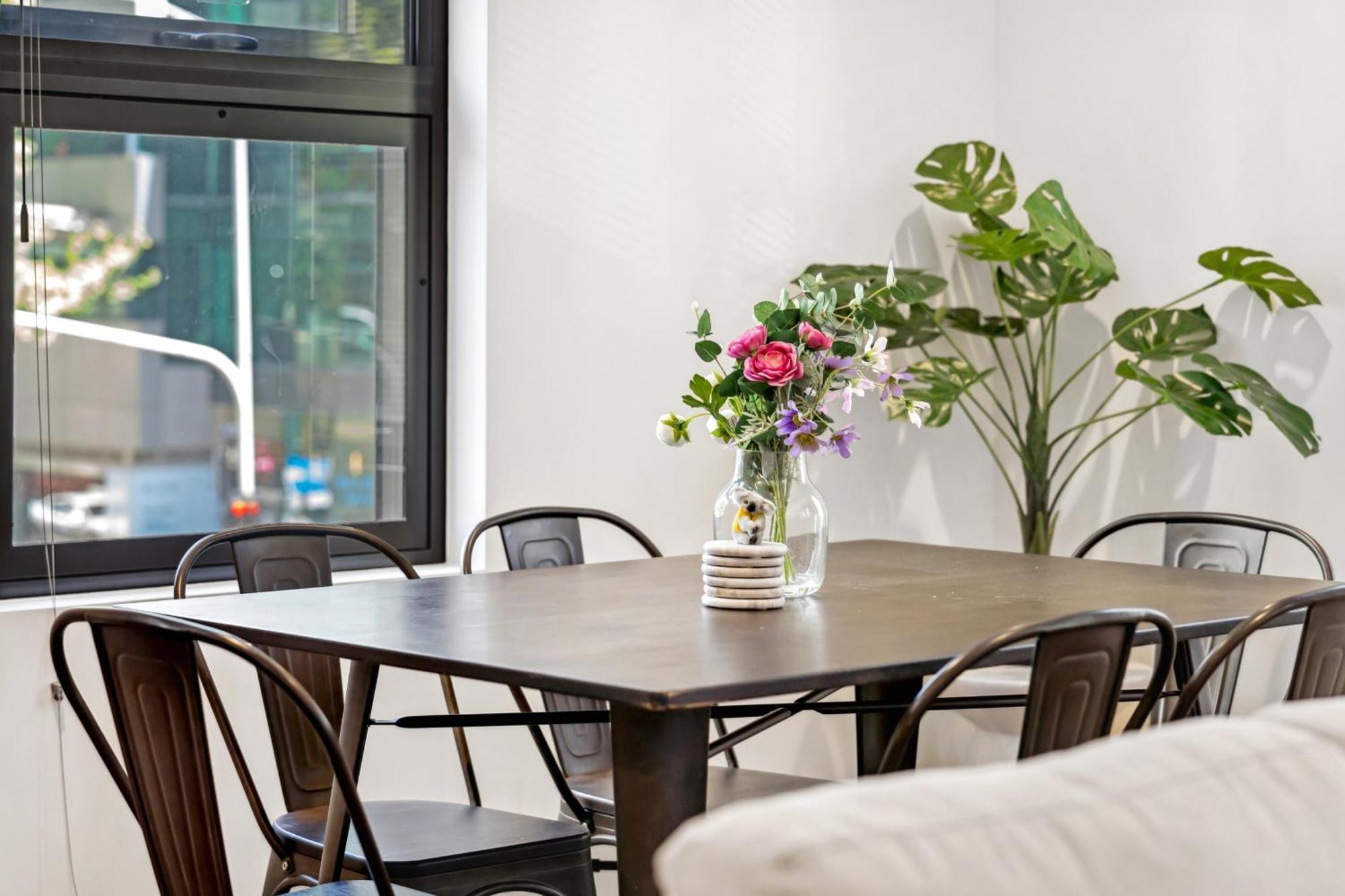 Apartment Modern 3-bedroom In Prime Location *